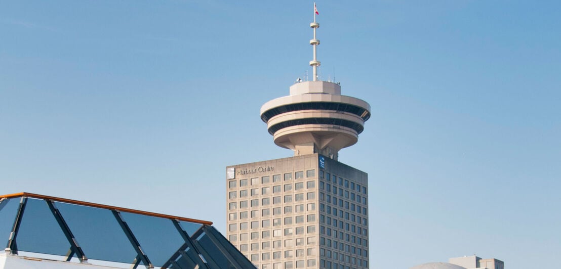 Runder, mehrstöckiger Aussichtsturm mit Panoramafenstern im Stadtzentrum von Vancouver.
