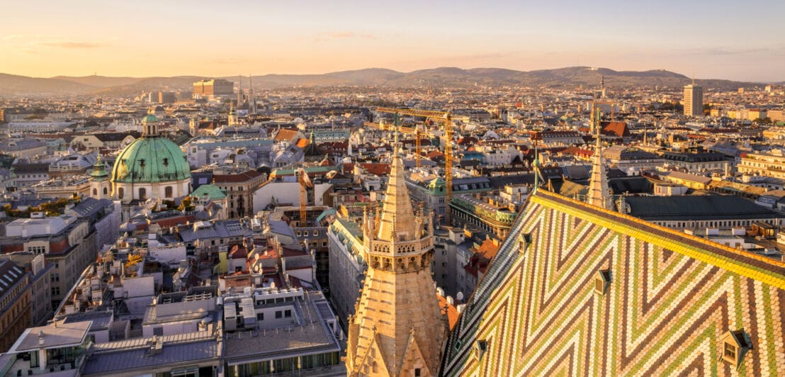 Stadtpanorama von Wien aus der Luft mit einem Turm des Stephansdom im Vordergrund