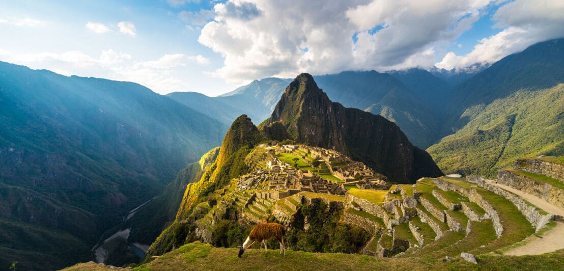 Die Ruinenstätte Machu Picchu auf einem Hochplateau in den Bergen