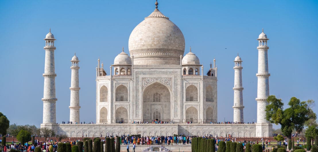 Besuchermenge am Mausoleum Taj Mahal