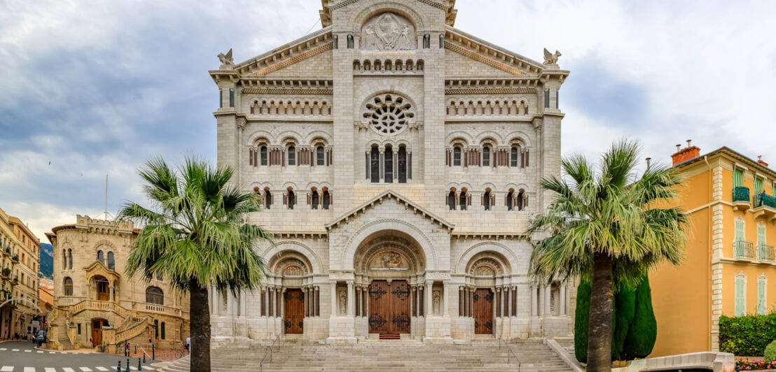 Haupteingang der Kathedrale Notre-Dame-Immaculée im römisch-byzantinischen Stil in Monaco