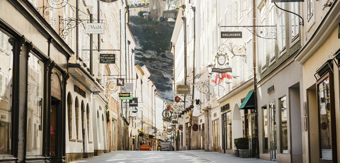 Eine Gasse in der Altstadt Salzburgs