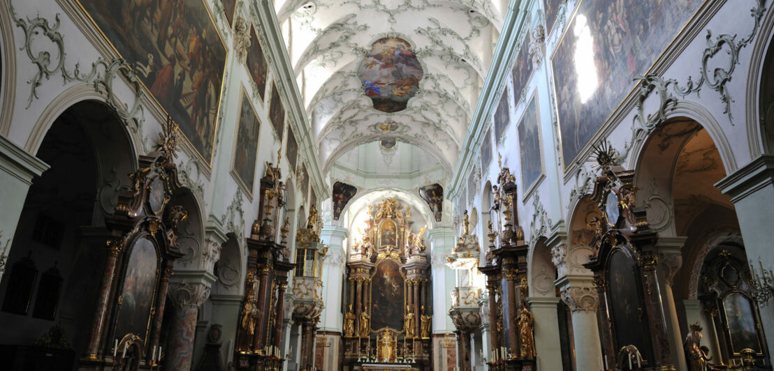 Innenraum der Stiftskirche St. Peter in Salzburg
