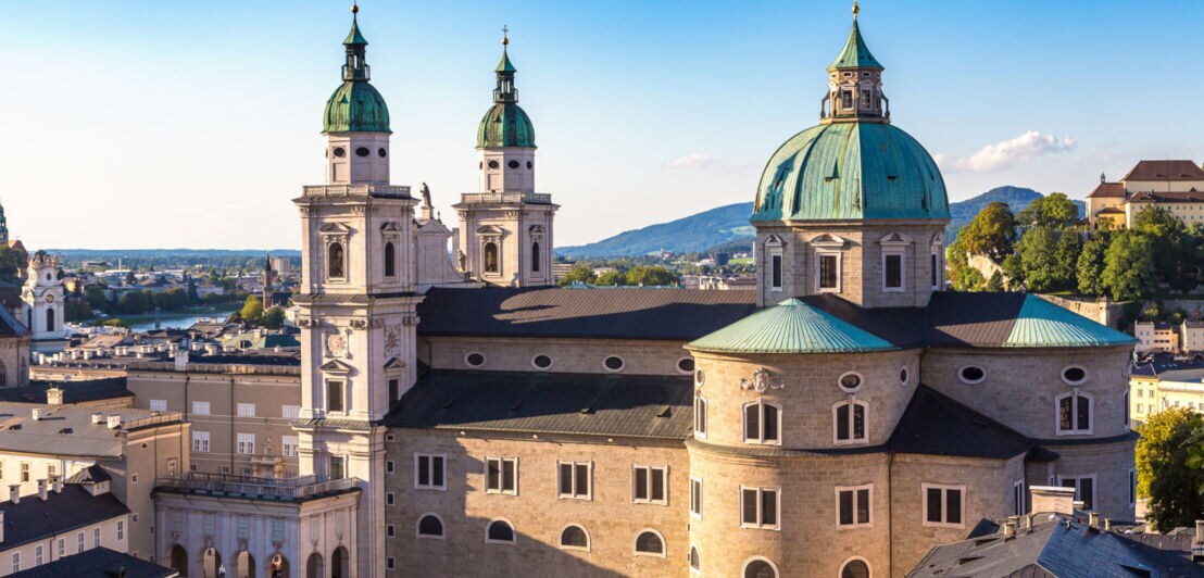 Seitlicher Blick auf den Salzburger Dom bei sonnigem Wetter