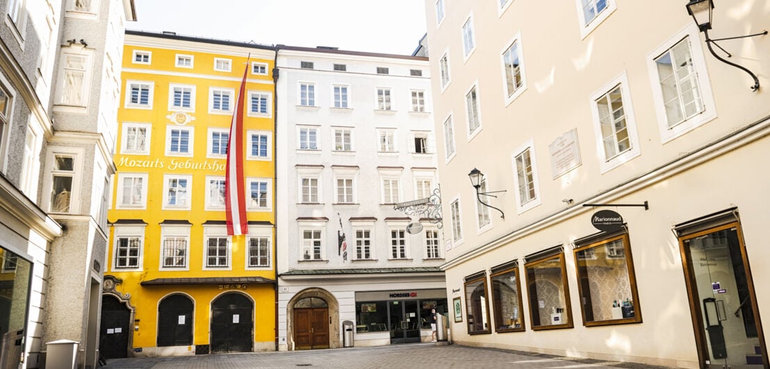 Aufnahme von Mozarts Geburtshaus in Salzburg, an dem die österreichische Flagge hängt