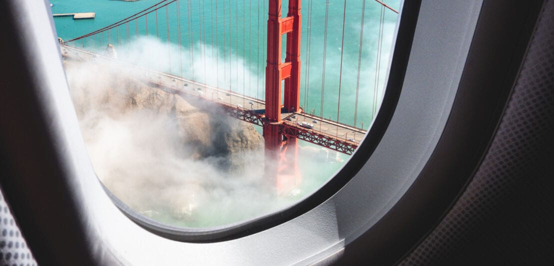 Blick aus einem Flugzeug auf die Golden Gate Bridge im Nebel