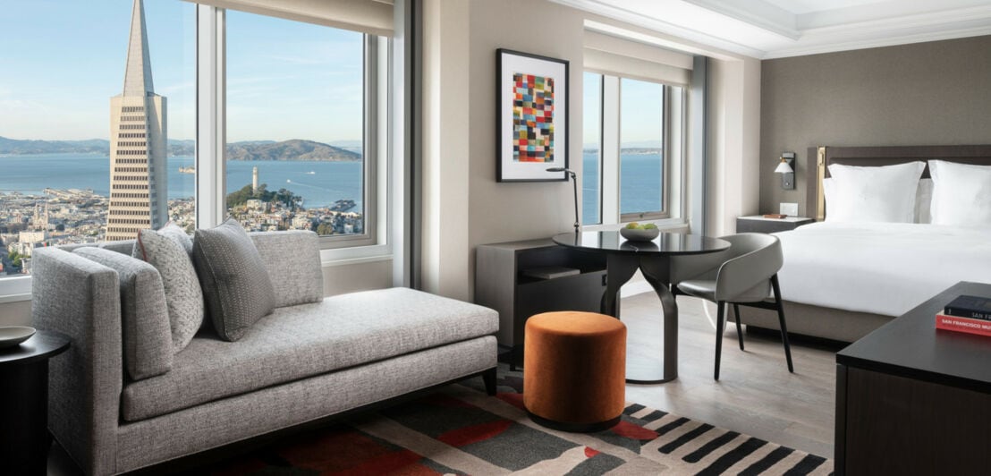 Ein moderne und elegant eingerichtete Hotelsuite mit Blick über die San Francisco Bay