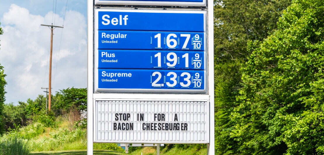 Eine blaue Anzeigetafel mit Benzinpreisen in den USA