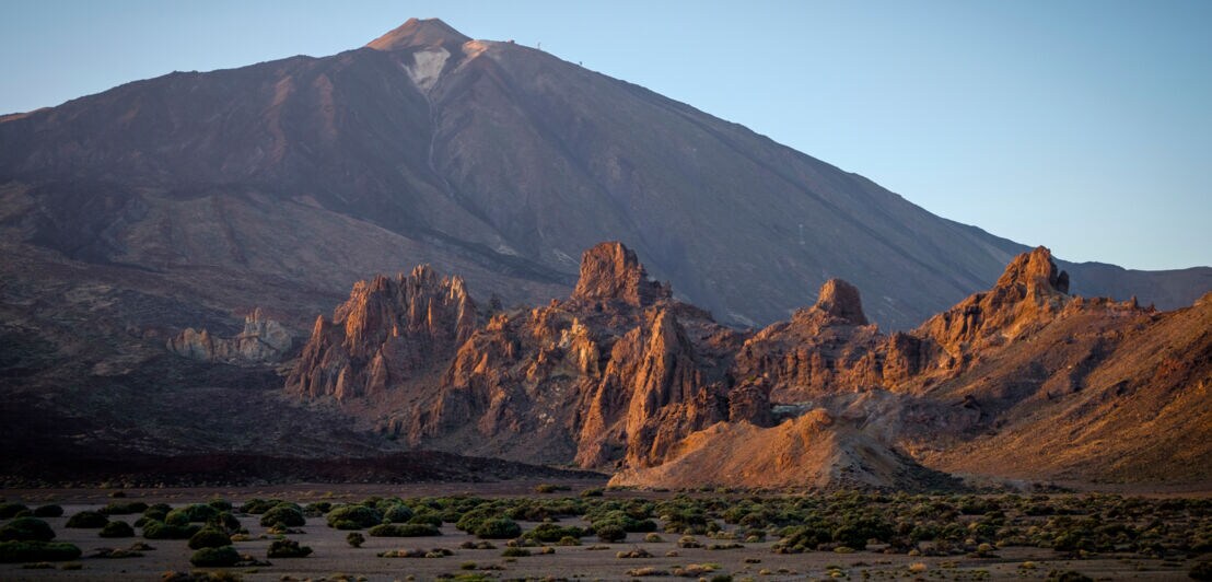 Felsformationen in einer Wüstenlandschaft am Fuße eines Vulkans