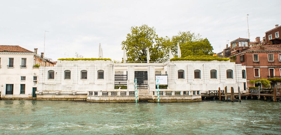 Ein schmuckes weißes Gebäude am Wasser