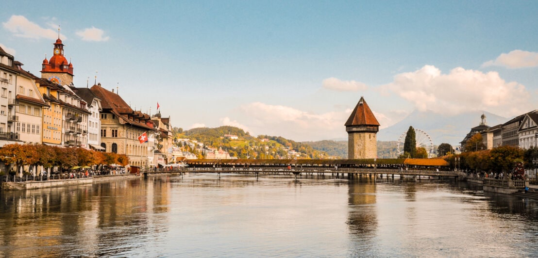 Ausschnitt der Stadt Luzern mit dem Fluss, der Kapellbrücke und dem Wasserturm im Mittelpunkt.