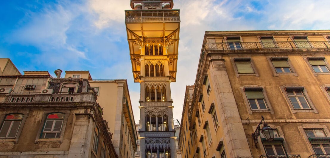Untersicht eines freistehenden Aufzugs im neogotischen Stil in der Altstadt von Lissabon.