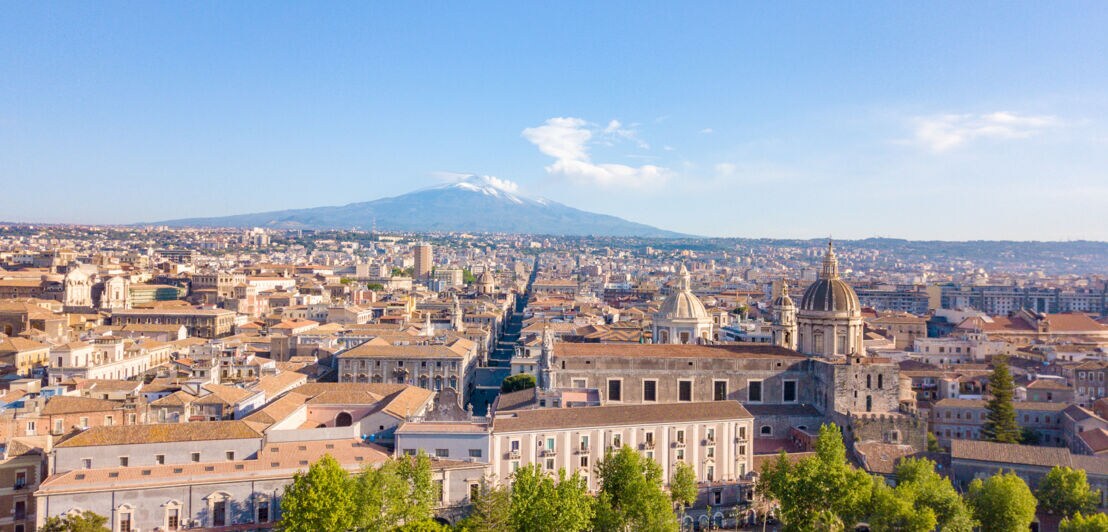Luftaufnahme der sizilianischen Stadt Catania und des Vulkans Ätna im Hintergrund.
