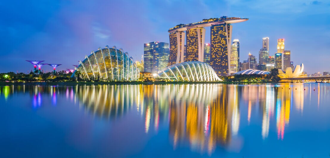 Singapurs erleuchtete Skyline