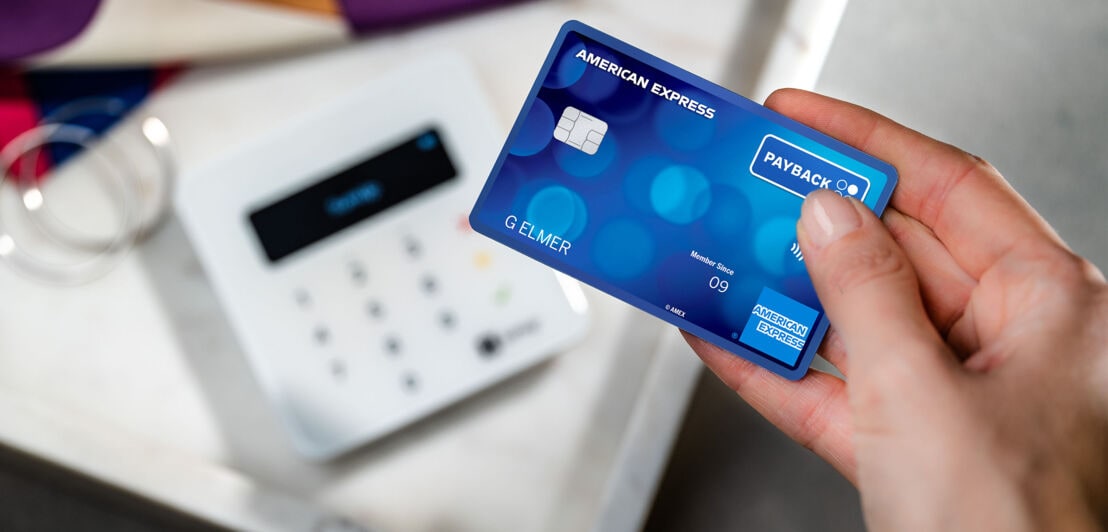 Nahaufnahme Bezahlung mit einer PAYBACK American Express Karte am Kartenlesegerät in einer Boutique