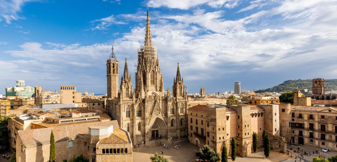 Gotische Kathedrale von Barcelona mit Vorplatz in der Altstadt.