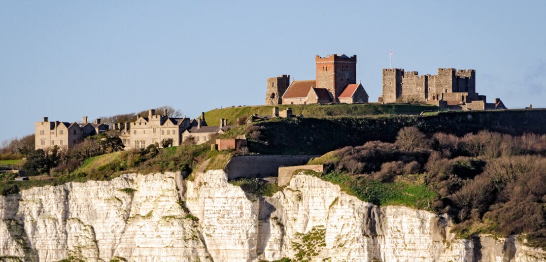 Mittelalterliche Burganlage auf dem Plateau eines Kreidefelsens von Dover.