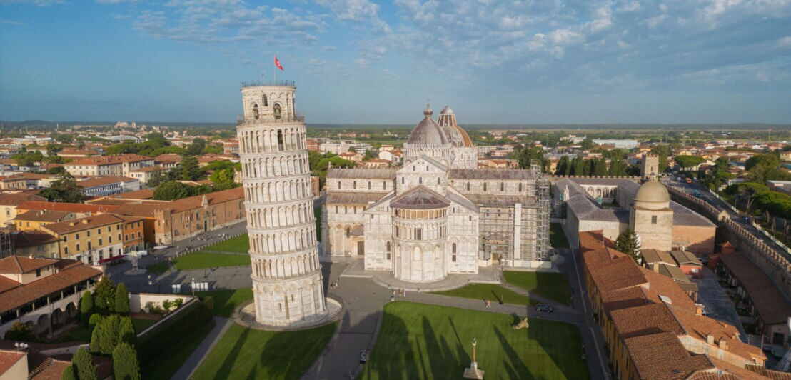 Kathedralenkomplex mit Dom und Schiefen Turm in Pisa aus der Luft.