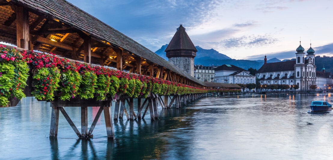 Kapellbrücke mit Wasserturm in der Altstadt von Luzern vom Wasser aus.