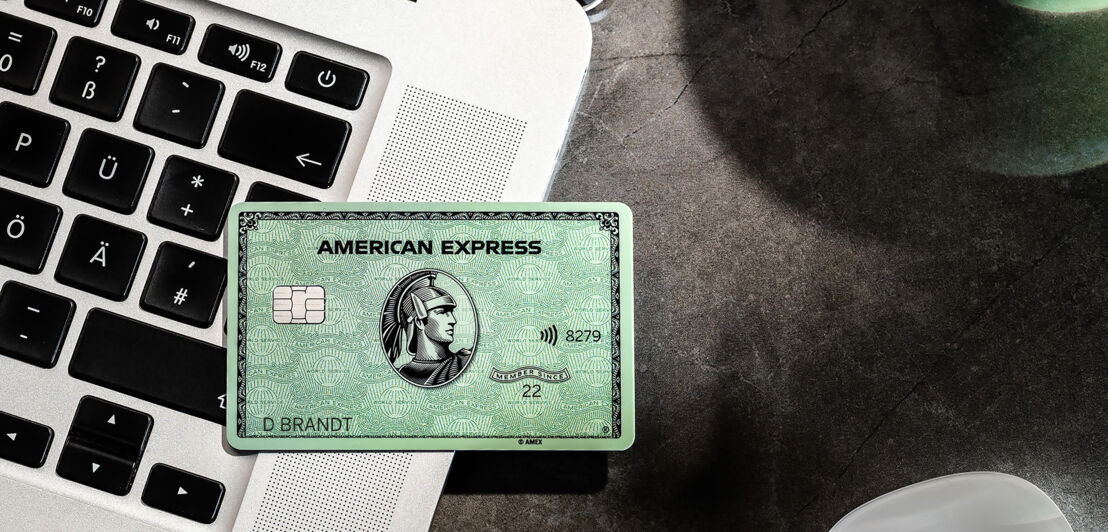 Eine American Express Card mit vierstelliger Prüfnummer liegt auf einem Laptop.