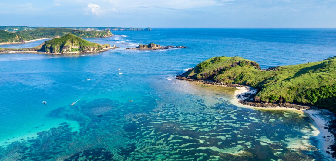 Küstenlandschaft und Meer vor der indonesischen Insel Lombok.