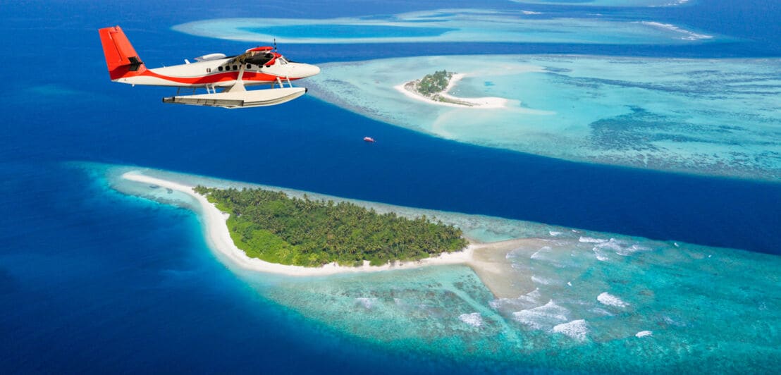 Luftaufnahme eines Wasserflugzeugs über den Malediven.