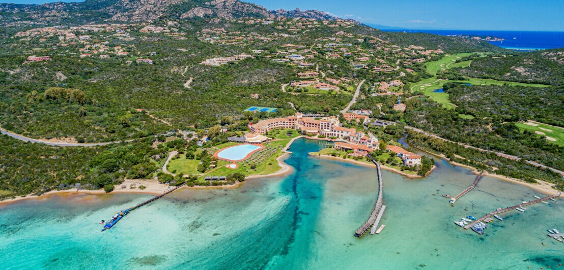 Luftaufnahme eines Hotels am Meer auf Sardinien