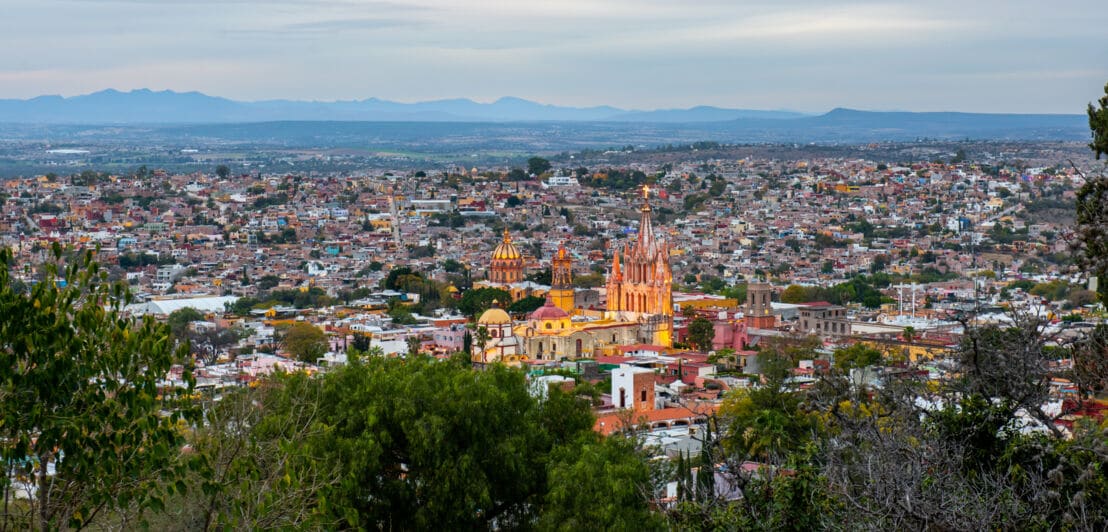 Panoramaaufnahme von einer Anhöhe über San Miguel de Allende und Umgebung.
