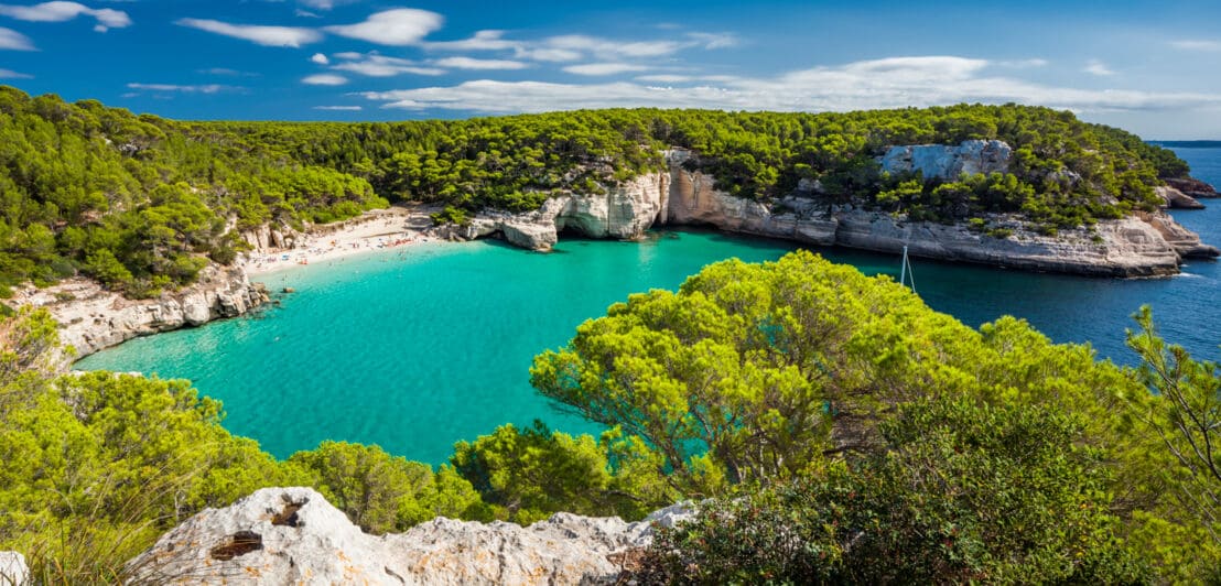 Bucht mit türkisfarbenem Wasser auf Menorca