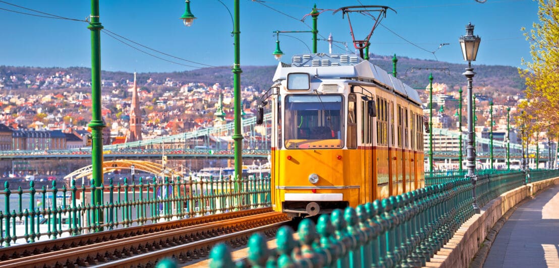 Die historische gelbe Straßenbahn in Budapest.