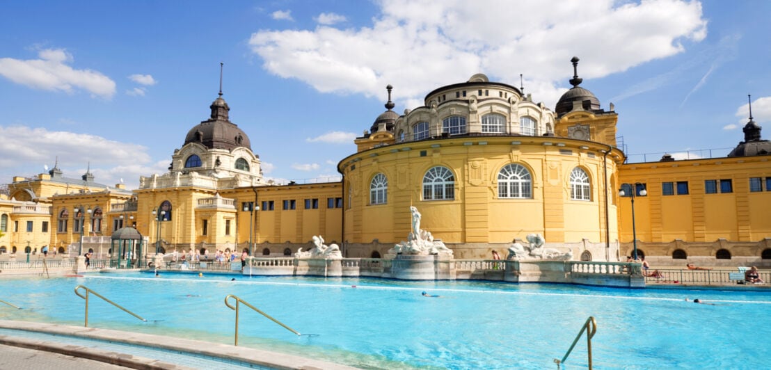 Fassade des Széchenyi-Thermalbads in Budapest, davor ein Schwimmbecken.