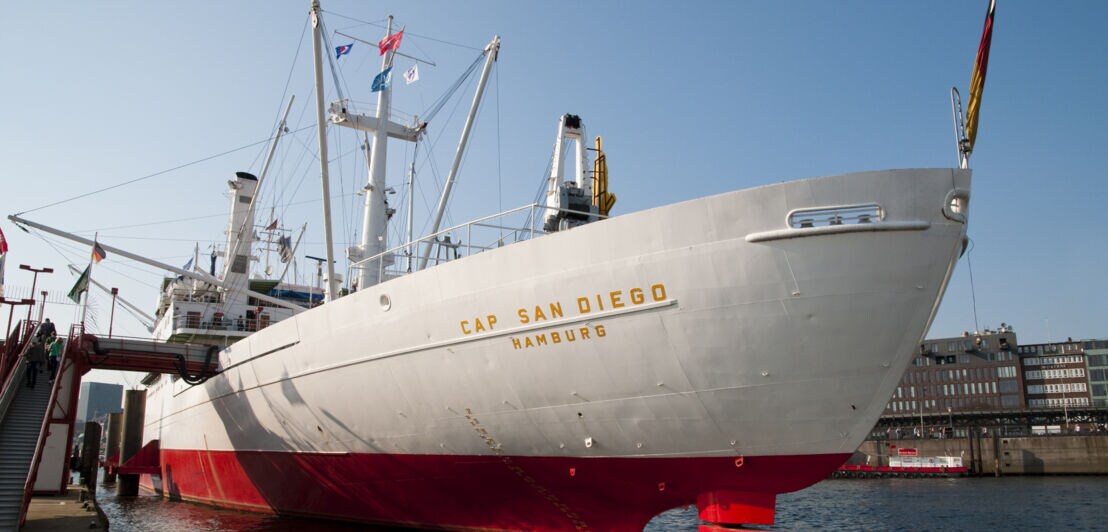 Die Front des weiß-roten Museumschiffs Cap San Diego im Hamburger Hafen.