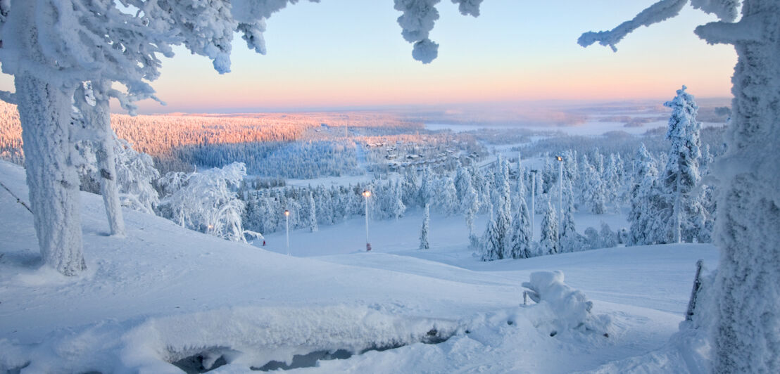 Schneelandschaft in Lappland bei Sonnenuntergang.