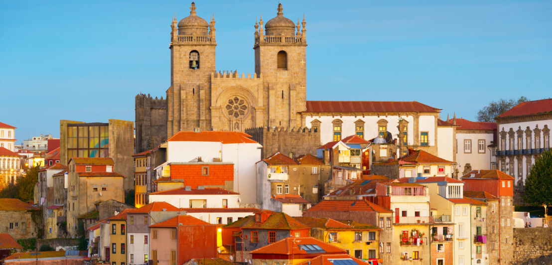 Aufnahme der Kathedrale von Porto, die über die Häuser der Altstadt hinausragt.