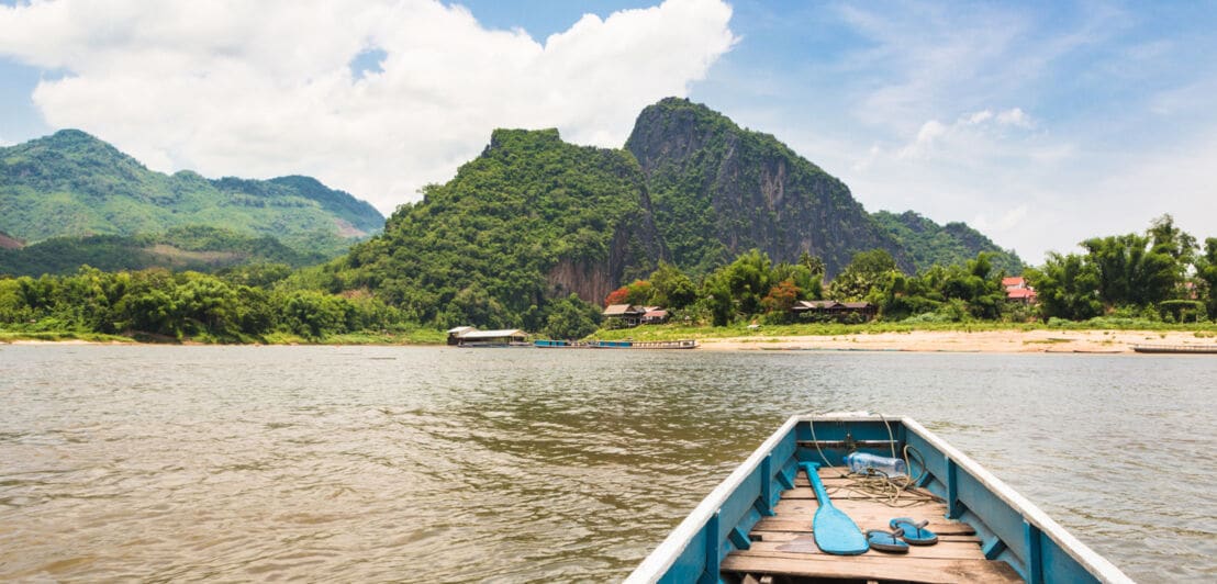Holzboot am Ufer des Mekong, mit denen Touristen zur Pak-Ou-Höhle am anderen Ufer gebracht werden. In der Nähe von Luang Prabang, Laos.