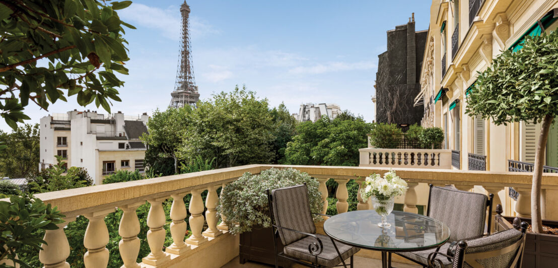 Terrasse mit Blick auf den Eiffelturm.
