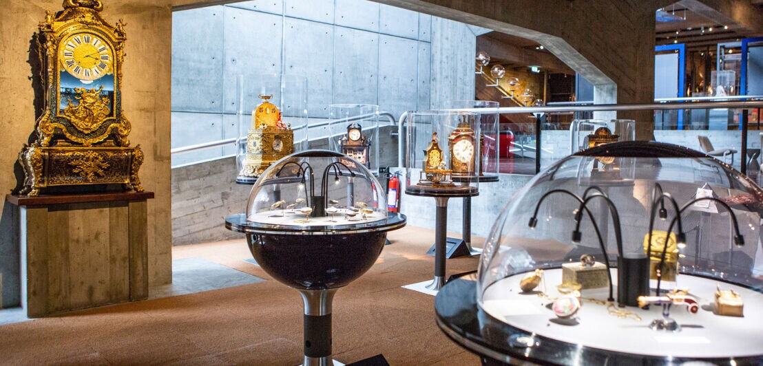Ein Ausstellungsraum in einem Museum mit Uhren.
