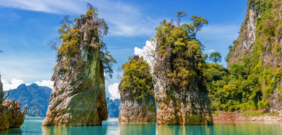 Drei grün bewachsene Kalksteinfelsen im Chio-Lan-See