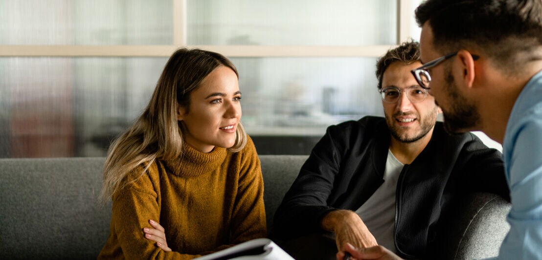 Drei Personen unterhalten sich