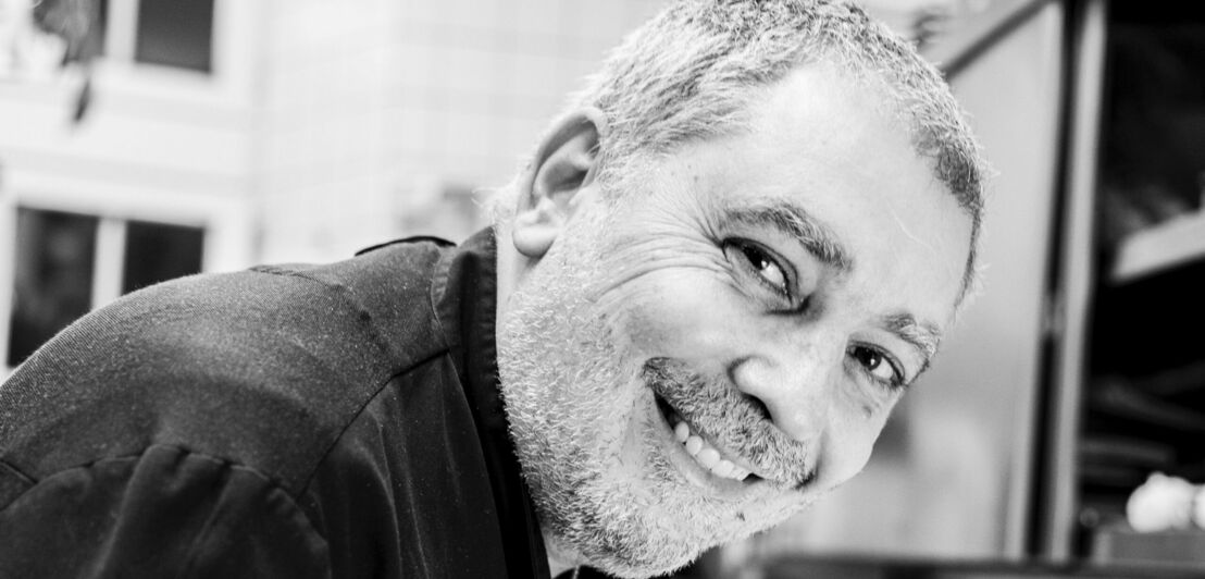 Schwarz-weiß Porträt des Sternekochs Christian Bau.