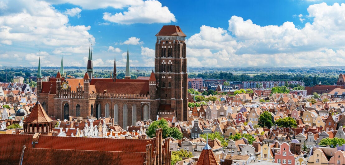 Stadtpanorama der Altstadt von Danzig mit großer Backsteinkirche.