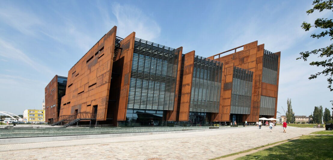 Kulturzentrum in einem schiefen, modernen Gebäudekomplex auf weitläufiger Fläche.