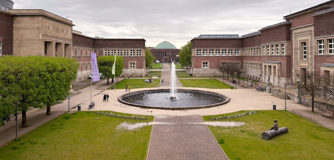 Gebäudekomplex mit Museen und Gartenanlage mit Springbrunnen.