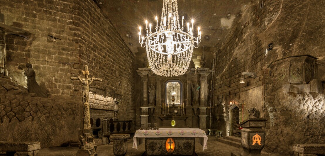 Imposantes Interieur der Sankt-Kinga-Kapelle im Salzbergwerk Wieliczka.