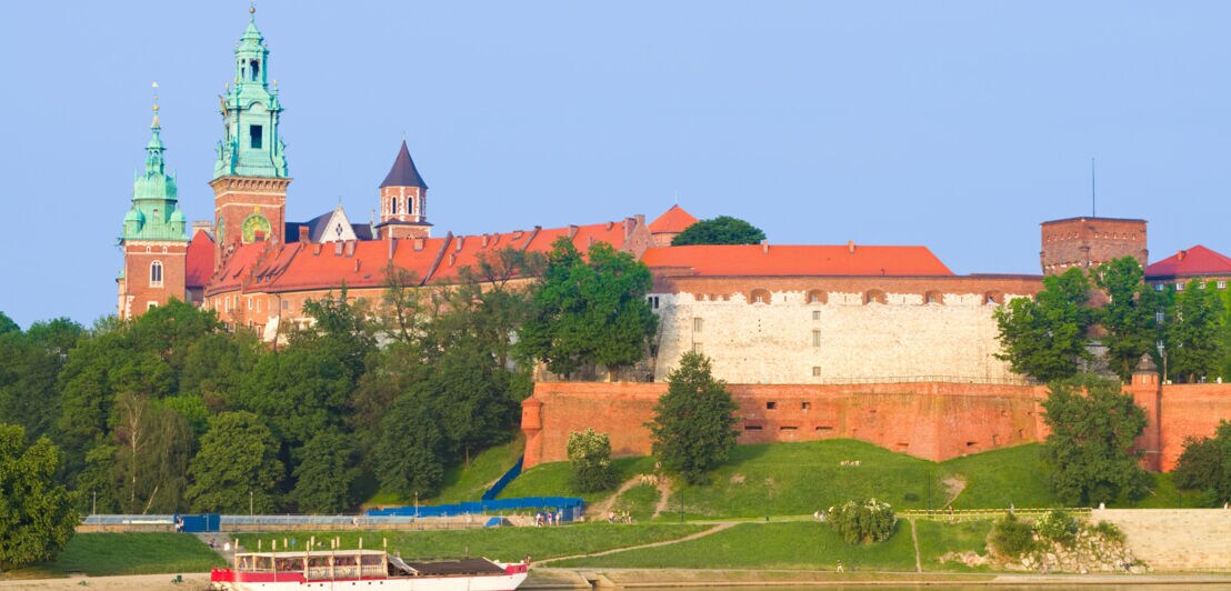 Die Burganlage Wawel am Ufer der Weichsel.