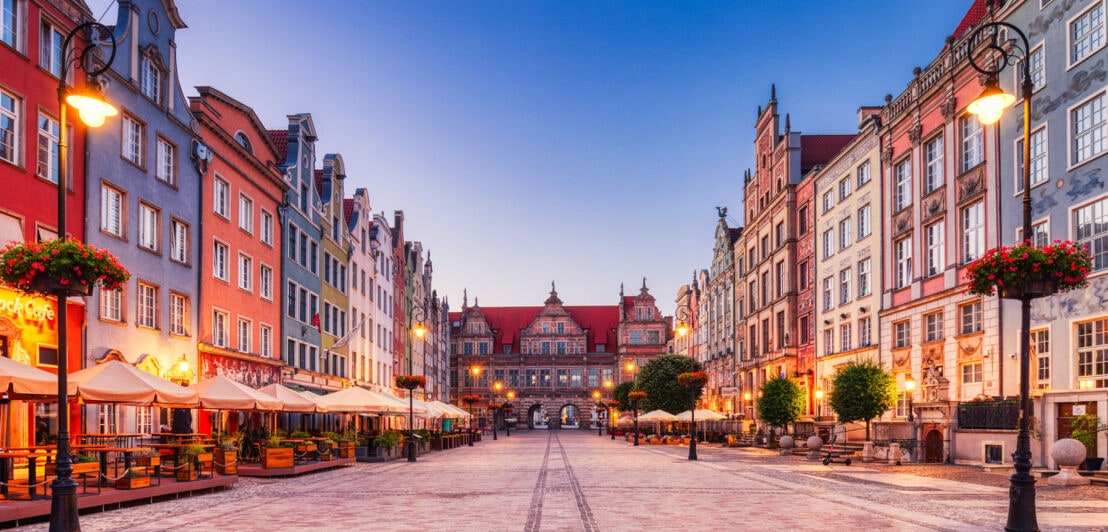Blick über den historischen Langen Markt von Danzig in Richtung Grünes Tor.