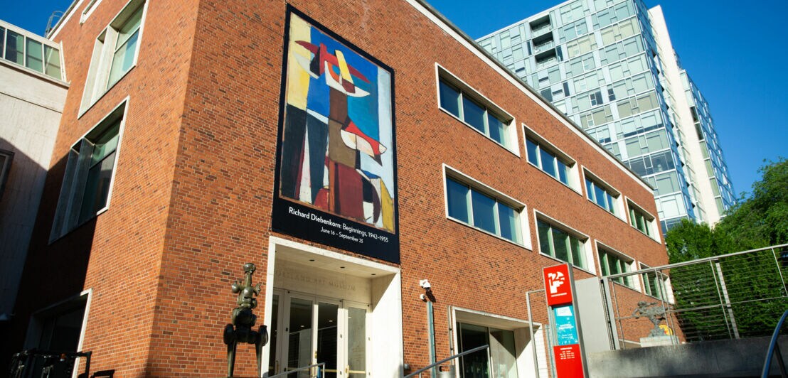 Außenansicht der Rotklinkerfassade des Portland Art Museum.