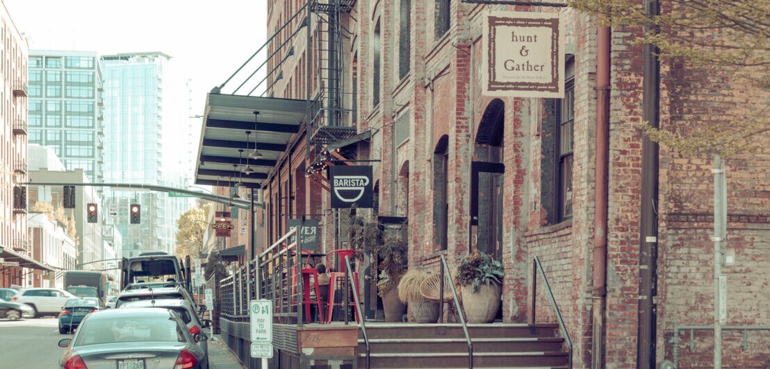 Rote Backsteinfassade eines Barista Cafés in Portlands Pearl District.