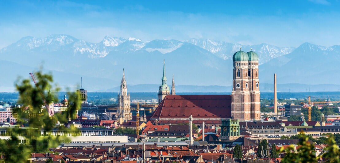 Blick über München mit den Alpen im Hintergrund
