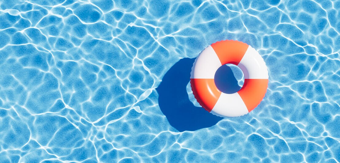 Ein Rettungsring schwimmt in einem Pool.
